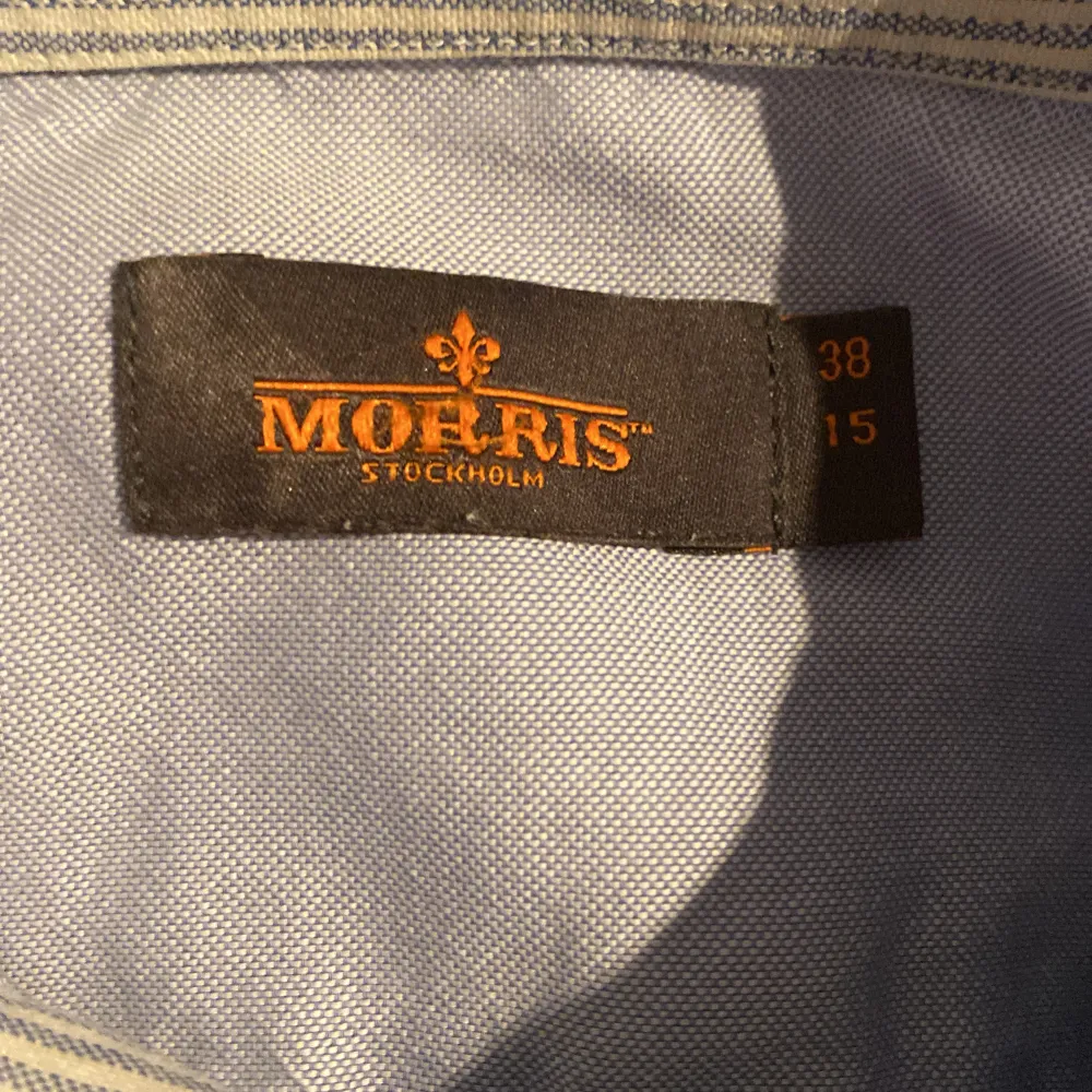 Jag säljer en ljusblå Morris skjorta i storlek 38/15 en strycknig kan behövas men det är lätt att göra själv 🔥🔥 Byten kav vara intressant pris är ej hugget i sten. Skjortor.