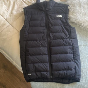 The North Face väst - Storlek S sitter som M, jag är 180cm och den sitter perfekt. Köpt förra hösten för 1700kr på deras hemsida, använd ett fåtal gånger men skicket är som ny