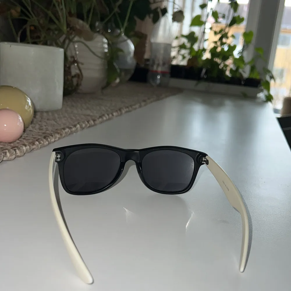 Ett par svart vita Vans solglasögon . Övrigt.