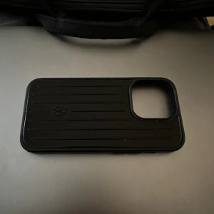 Rimowa skal - Old money och laidback telefon ska för iPhone 14 PRO  Nypris 1750kr mitt pris 800kr Skriv vid frågor✅