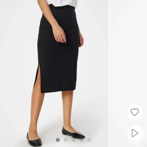 Kjol med slits - Svart kjol med slits från Pieces. Kan skicka egna bilder vid intresse!