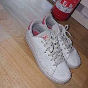 Skor  - Knappt använda, står strl 36⅔ men passar även mej med 37.5/38.   Mått är 24cm