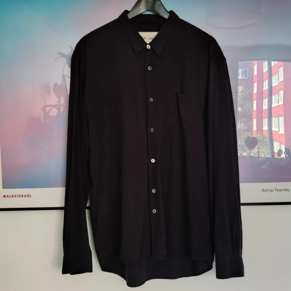 Out Legacy Silk Shirt i svart. Avslappnad passform. 100% kinesiskt råsilke. Knappar i pärlemor. Välanvänd men inga synliga skador eller slitage. . Skjortor.