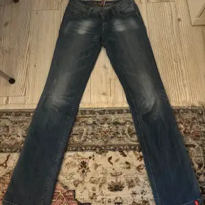 Säljer ett par skitsnygga lowwaisted jeans från edc. Dem är knappt använda för att dem är lite för korta på mig:( passformen är straight leg och är ganska så långa, är själv 180 cm och dem är bara lite förkorta på mig!💗