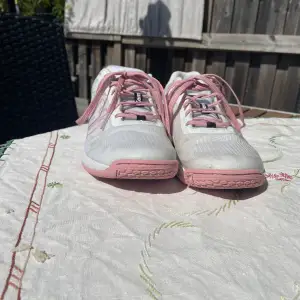 Säljer dessa super fina Kempa skor i rosa och vit. Skorna är i storlek 39,5 och i använt skick.