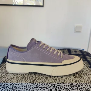 Eytys Laguna - Eytys Laguna storlek 41. Ljust lila mocka/suede. Använda ca 5 gånger, så är i fint skick bortsett från undersidan. Kommer i orginallåda med två olika par skosnören.