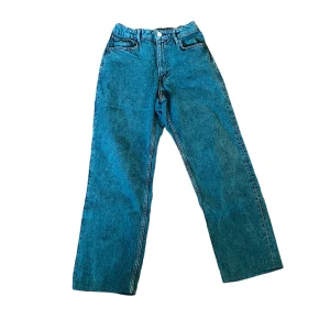 ALDRIG ANVÄNDA I TOPP SKICK HAR EN SLIM FIT OCH EN BAGGY FIT PÅ DE KAN DISKUTERA PRISET  - STORLEK 164 SOM MOTSVARAR S-M TYP 9,9/10 SKICK