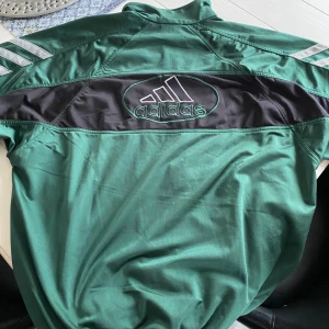 adidas kofta - vintage adidas kofta, dragkedjan funkar som den ska o skicket e 9/10 . den är baggy i fitten