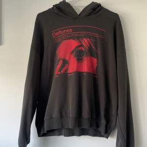 Grå & röd deftones hoodie från h&m!! Haft på mig en fåtal gånger, originalpris 299kr 🖤