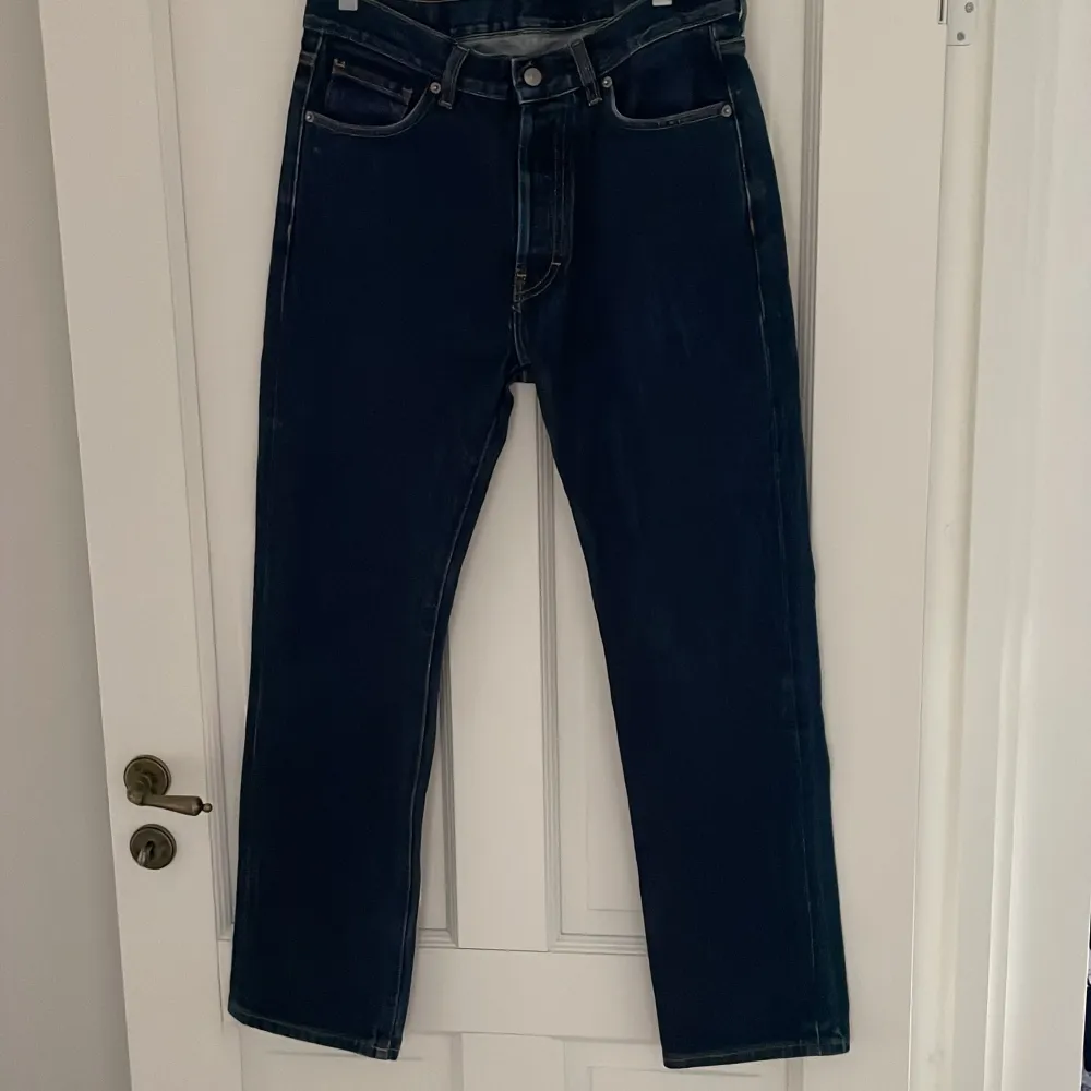 Säljer ett par Takiti jeans i färgen mörkblå med inga slitningar. Storlek 30 32 och är skick 9/10, fel fria. Vid frågor och funderingar är det bara att kontakta. Mvh JN RESELL!. Jeans & Byxor.