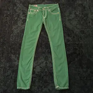 Säljer nu dessa as snygga True religion jeans, i färgen mörk grön, som är använda mycket sparsamt vid endast 2 tillfällen Stl: W29  : Näst intill ny skick!  DM: Vid frågor/funderingar/extra bilder 🤩
