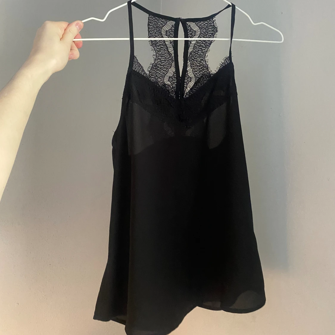 Linne med spets detaljer 