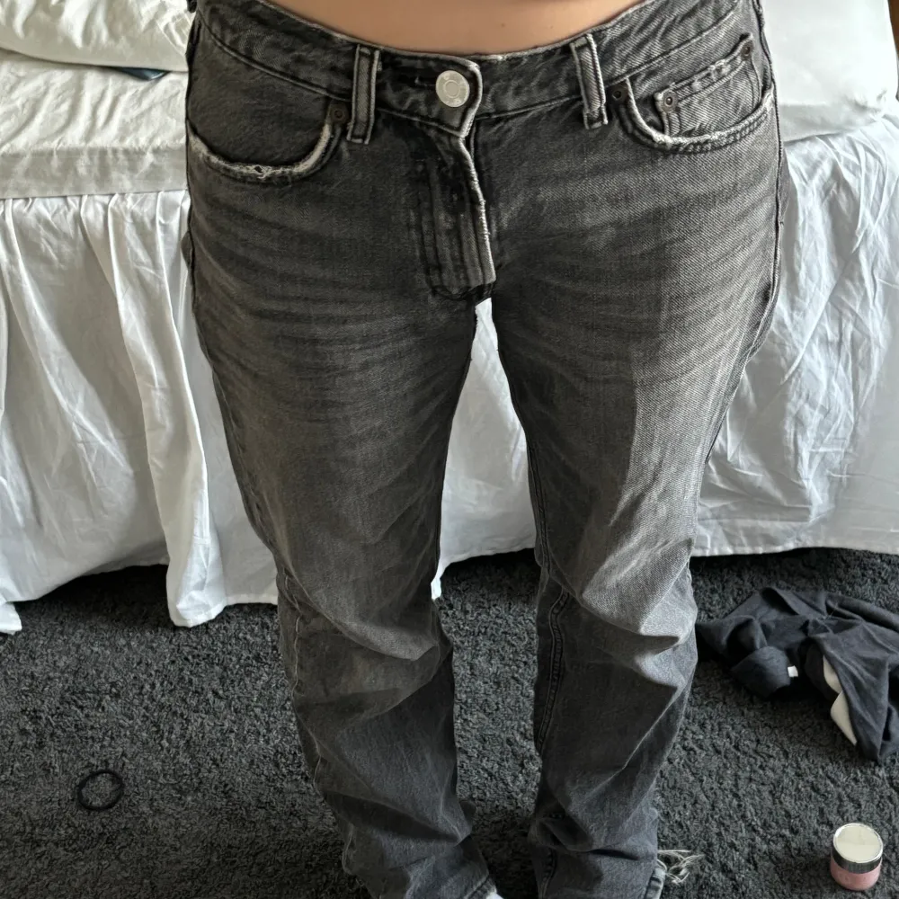 Straight midrise jeans, as snygga och jättesköna! Dem är långa och jättebra passform. Det går jättebra att vika ner dem också så blir dem ännu mer lågmidjade.. Jeans & Byxor.