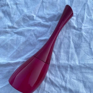 Kenzo amour - Nypris ca 1200kr.  Endast använd ett par gånger. Säkert kvar mer än 90% av innehållet.  Tappad i golvet en gång så därav en liten spricka. Se bild. 