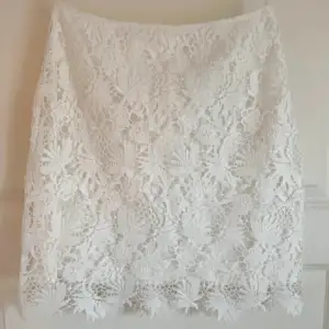 Jättesöt vit kjol med spets från Vila i storlek 36💕