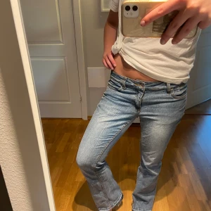 Lågmidjade bootcut jeans vintage - As snygga vintage jeans med lågmidja  Storlek M men passar även S