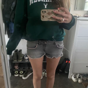 Low waisted - Jätte snygga lågsinnade shorts köptes för 350 utomlands inga defekter fast framfickorna är fake! 