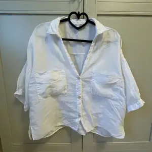 Vit 100% linne kortarmad skjorta. Från Zara, storlek XL. Bra skick. 