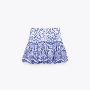 Jag säljer denna fina trendiga zara kjolen. Köpt slutet på förra sommaren så knappt använd och i bra skick. Två knappar längst upp på kjolen har tyvärr lossnat men det märks knappt. Säljer pågrund av att den inte kommer till användning. 🥰☀️