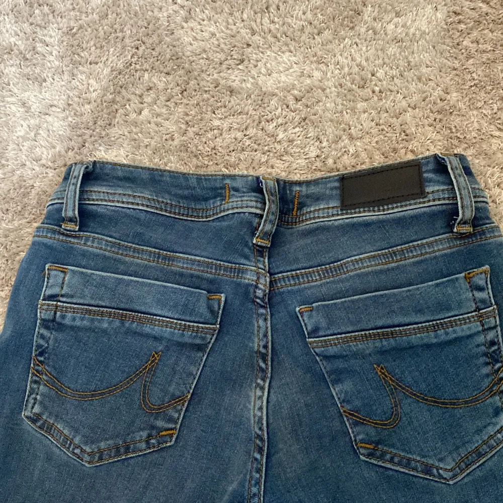 Intresse koll på mina LTB jeans har andvänt dom en gång💗💗 original pris tror jag var 829kr. Det är ”VALERIE” modellen i karlia wash. 💗. Jeans & Byxor.