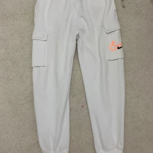 Nike mjukisbyxor - Tjena, säljer denna vita mjukisbyxan då jag inte använder den alls, skicket är 9/10 inga defekter Endast seriösa köpare!!!