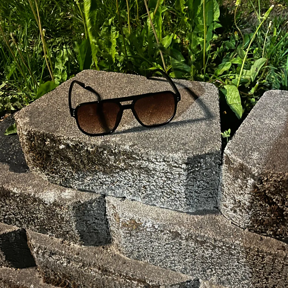 Fräscha solglasögon som är perfekt nu till sommaren. Passar alla och är i riktigt fin färg . Accessoarer.