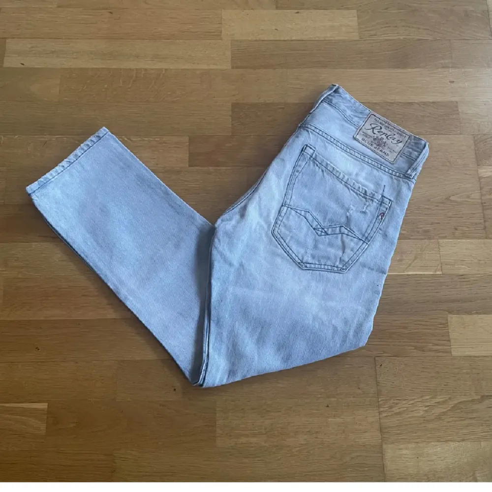Ett par replay jeans i stl 31/32. Är i topp skick 10/10. Är en lite kortare modell. Nypris 1100. Hör av dig för frågor.. Jeans & Byxor.