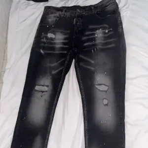 Dsquerd jeans som är väldigt unika och är inte använda 