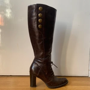 Stövlar🪴 - As-snygga stövlar med klack, knappar och snörning! I väldigt bra skick och blir extra fina om man putsar upp dem! Dragkedja på insidan och ett litet sprund med resår högst upp som gör dem bekväma att ha på sig! Skriv för frågor eller fler bilder🪴☺️