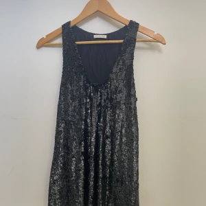 Svart glitter-top - Bra skick, vissa paljetter har ramlat av, men det är inget som syns tydligt. 