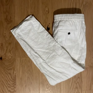 Linnebyxor - Vita linnebyxor i storleken s. Byxorna är från H&M och är i väldigt bra skick 9/10. Skriv privat för frågor eller annat.