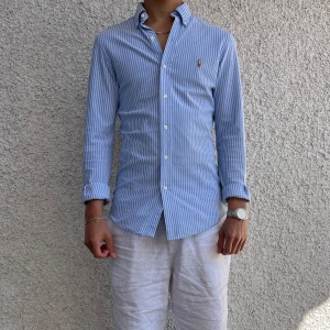 Polo Ralph Lauren Skjorta - Randig skjorta från Polo Ralph Lauren. Den är i väldigt bra skick och har inga tecken på slitage! Skriv om du har några frågor!🤩