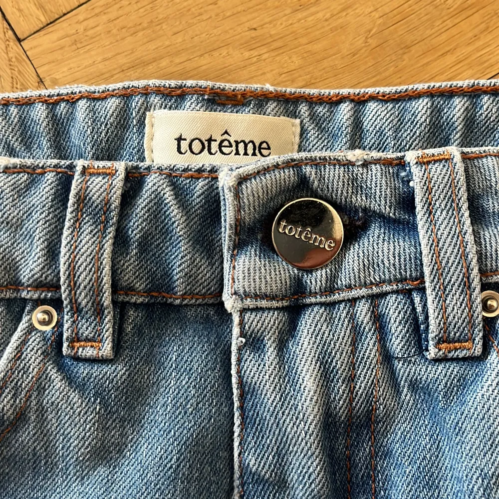 Högmidjade jeansshorts från Toteme i en snygg ljusblå tvätt. Sparsamt använda så ser i proncip helt nya ut.. Shorts.