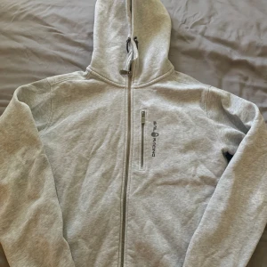 Sail racing tröja  - Sail racing huvtröja i fint skick 8/10 använd runt 15 gånger. Köpt för 1499 och mitt pris 749. 