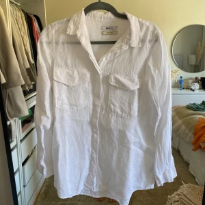 Linne skjorta - Vit linneskjorta från Gina Tricot i storlek 38