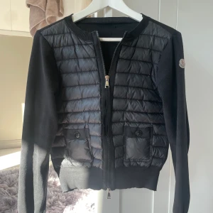 moncler cardigan  - Så sjukt snygg svart moncler cardigan😻😻Den är i använd skick, storlek M men skulle säga att den är i XS! (har ej kvitto kvar)