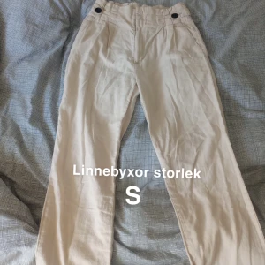 Linnebyxor/chinos  - Säljer ett par chinos från JDY DENIM i strl S. Fint skick. Säljer dem för 70kr + frakt!