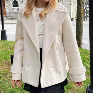  Designbysi kappa - Säljer denna fina kappan från DesignBySi 🤍🫶🏽 mer beige än vit