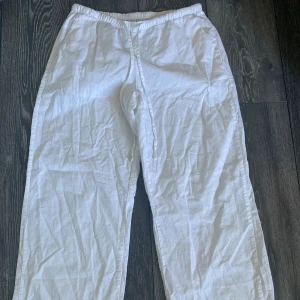 Linnebyxor  - Linnebyxor från Gina tricot, använda ett fåtal gånger men fräscha. Bortklippt lapp! Skriv för mer info☺️💕