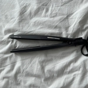 Plattång - Säljer denna plattång från babyliss, väldigt fint skick och den är knappt använd skriv om du har någon fråga❤️