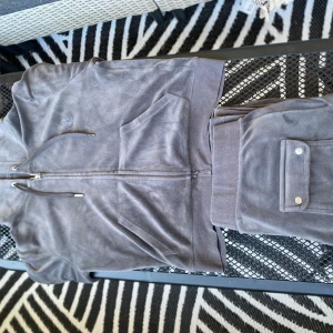 Juicy couture set - Ett jättefint mörk grått Juicy Couture set, om du är intresserad så hör av dig då plagen har lite skador dom inte är så synliga❤️