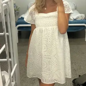 Säljer denna perfekta vita klänningen i storlek XS. Den är helt oanvänd, men är lite insydd men det går att sprätta upp!! (Första bilden är lånad) 