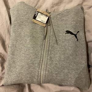 Säljer denna Puma zip hoodie för endast 400kr!!, köpt för 699kr. Den är helt ny, säljer den då den inte passa mig!. Vid fler bilder eller frågor kontakta mig. 