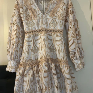 Klänning  - Super fin klänning från asos. Säljer då jag inte känner att jag passa i den men super fin och inga slitningar😊priset kan diskuteras💗