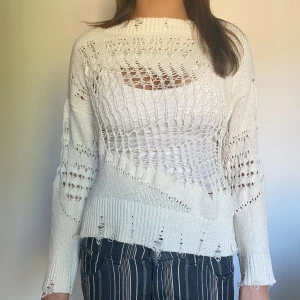 Stickad tröja med coola hål - Skit fin tjocktröja från zara med hål lite överallt som är i bra skick men har en liten fläck på axeln som knappt syns. Annars bra skick. 