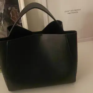 En svart liten väska från Gina , aldrig använd 