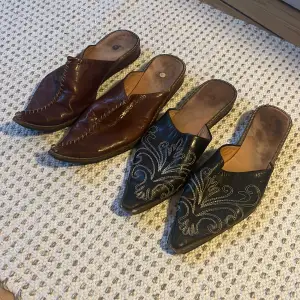 Jag säljer min mammas skor från Tunisien som hon köpte i Sousse. Vi brukar kalla dem för aladdin-skor😅 Ett par svarta, ett par bruna. Båda i äkta läder. Fint skick på ovansidan men något sliten sula. 100kr per par. Skriv vid frågor!