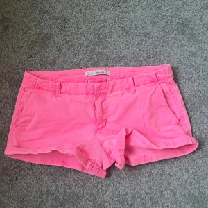 Rosa shorts - Rosa short som är förstora i midjan och därför säljer jag dem💕 Köparen står för frakten! Pris kan diskuteras!💘💘 Skriv privat för fler bilder💕