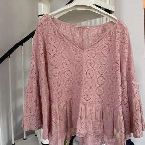 Odd molly blus - Säljer denna odd molly blus i storlek 1 då den är för stor för mig. Den är i nyskick och jättefin inför sommaren💓skulle säga att den passar xs, s!