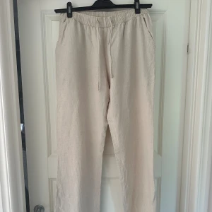 Beigea linnebyxor  - Linnebyxor i beige färg från Madlady. Aldrig använda då jag känner att dom är lite för korta för mig trots att dom är i en längre modell (är 184). Rätt så tjockt tyg så inte alls genomskinliga. Köptes för 599kr. 